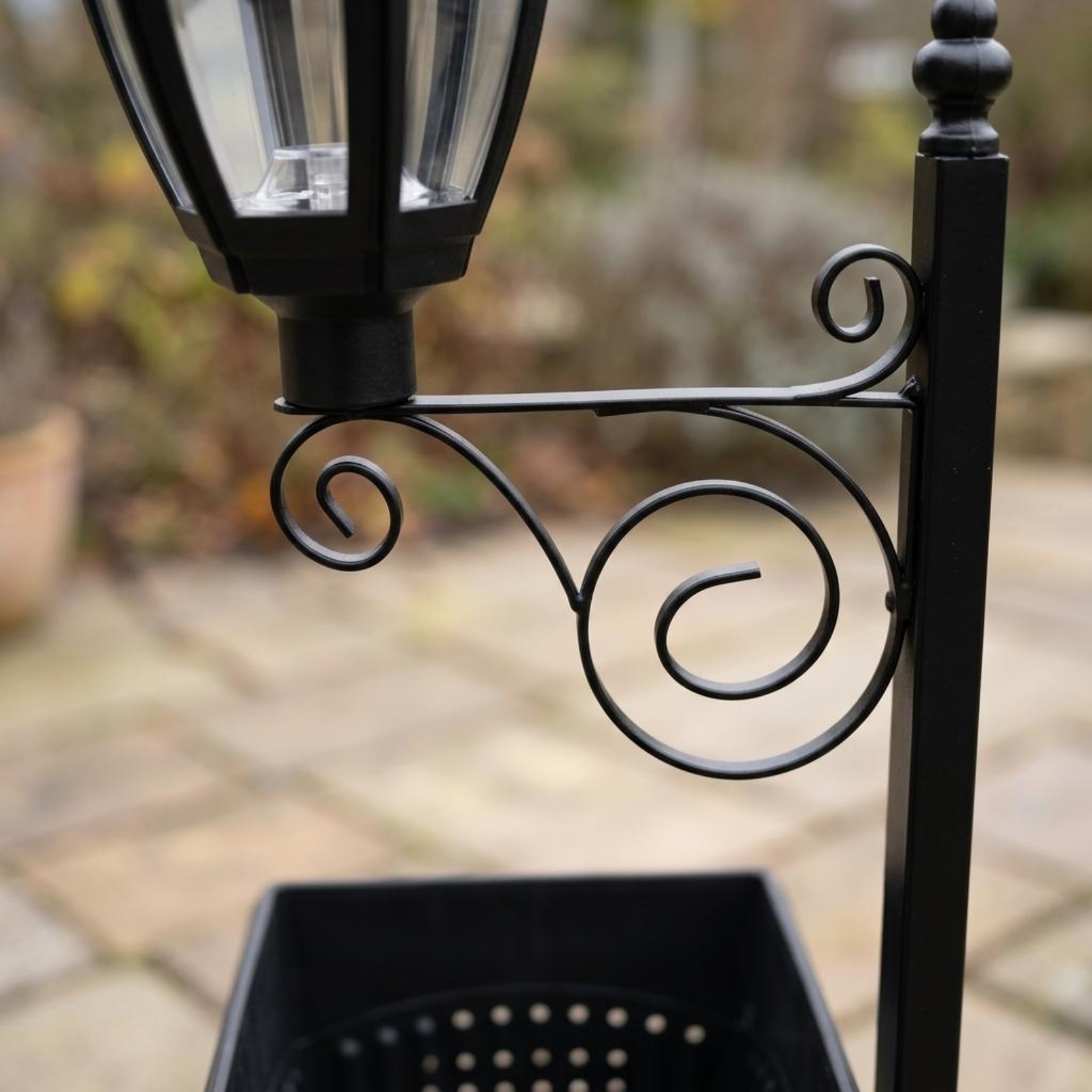 Outdoor Power Stake - Solarna lampa doniczkowa z kutego żelaza,